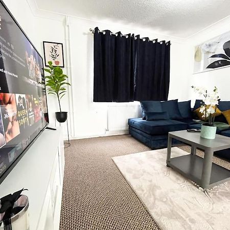 3 Bedroom House With Free Parking ชาแธม ภายนอก รูปภาพ