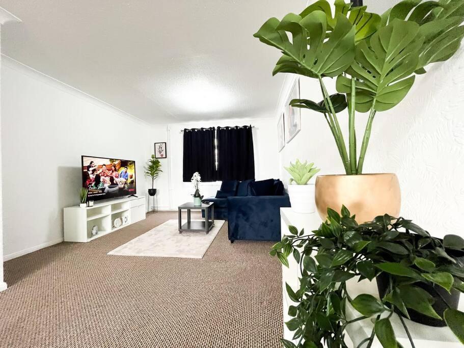 3 Bedroom House With Free Parking ชาแธม ภายนอก รูปภาพ