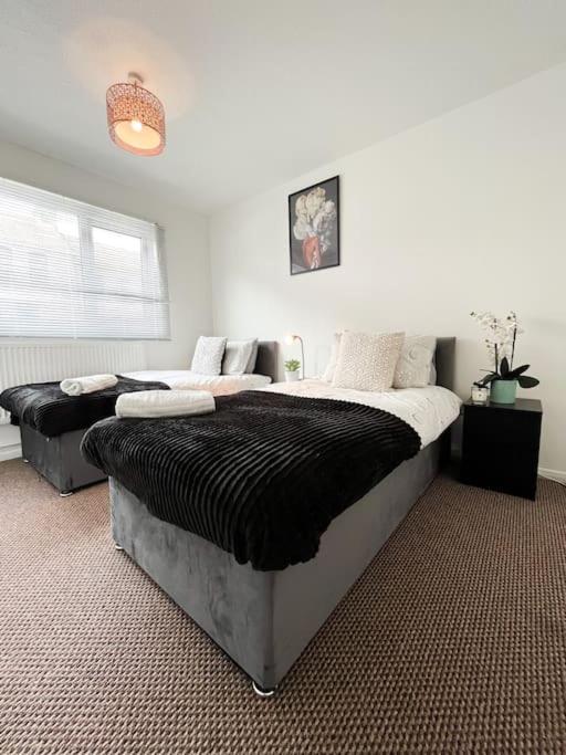3 Bedroom House With Free Parking ชาแธม ภายนอก รูปภาพ