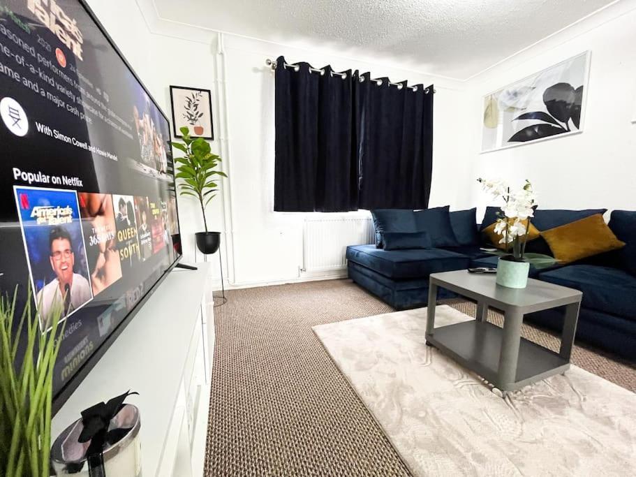 3 Bedroom House With Free Parking ชาแธม ภายนอก รูปภาพ