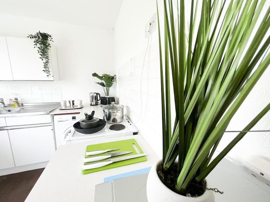 3 Bedroom House With Free Parking ชาแธม ภายนอก รูปภาพ