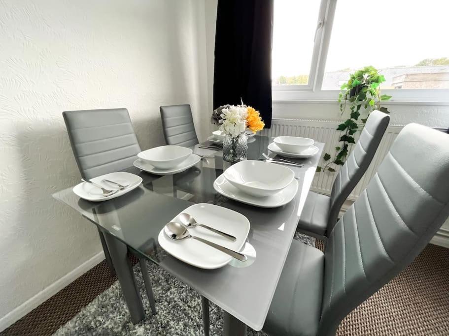 3 Bedroom House With Free Parking ชาแธม ภายนอก รูปภาพ