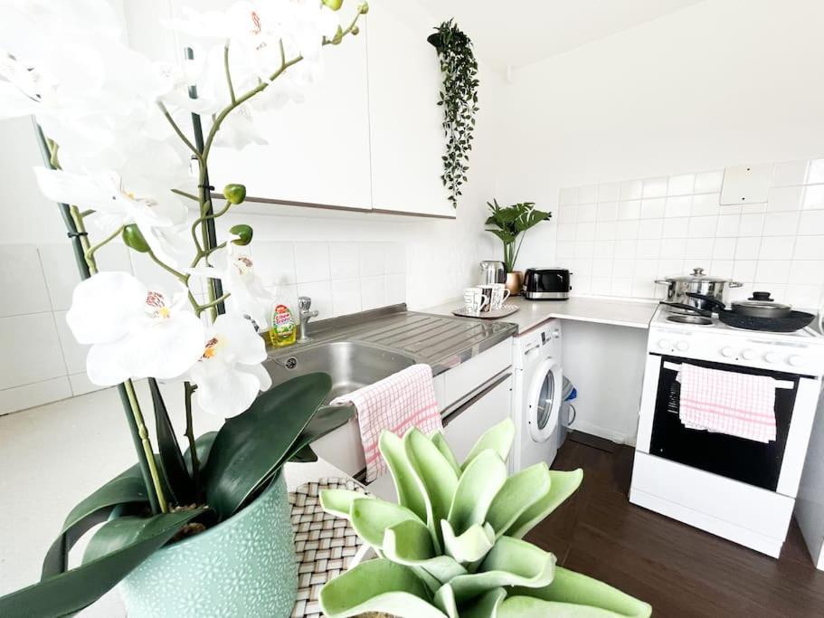 3 Bedroom House With Free Parking ชาแธม ภายนอก รูปภาพ