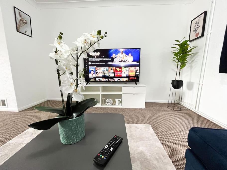 3 Bedroom House With Free Parking ชาแธม ภายนอก รูปภาพ